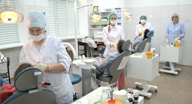 В каких клиниках можно вылечить зубы бесплатно?